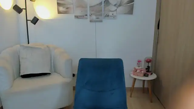 haileyflorez  online show from April 17, 2:19 pm