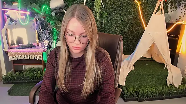 SandraLindsey online show from November 14, 3:23 pm