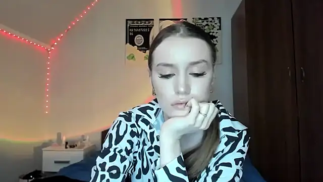 tinyglow online show from April 9, 10:04 pm