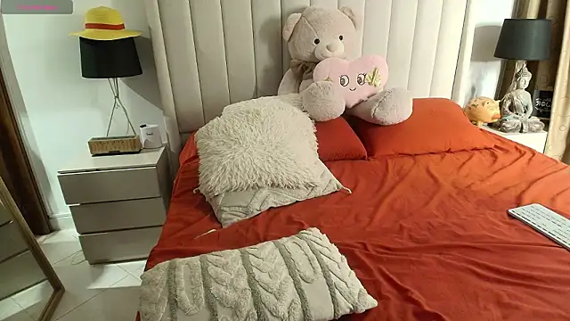 Emyii  online show from February 23, 11:59 pm