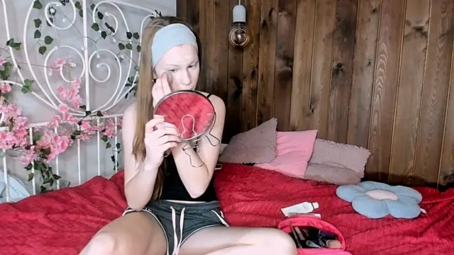 KarieBowery online show from December 18, 8:35 pm