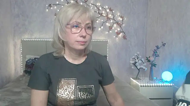 LaurenWishy online show from March 13, 12:17 pm