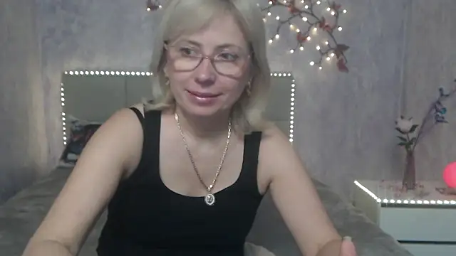 LaurenWishy online show from February 28, 12:15 pm