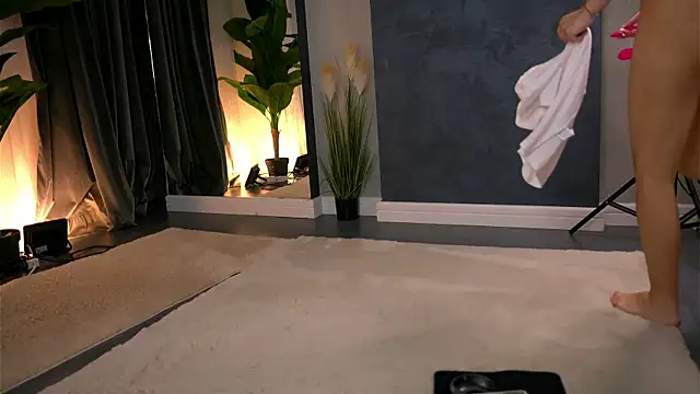 AishleyBee online show from April 8, 11:01 am