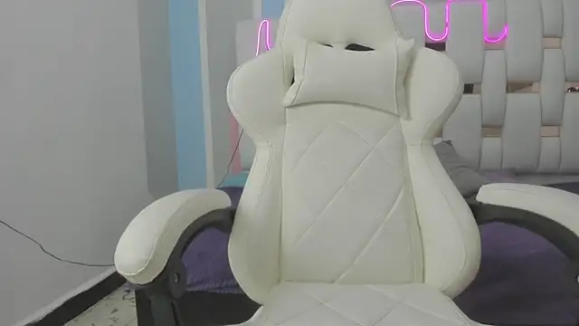 mask red girl online show from December 15, 1:49 pm