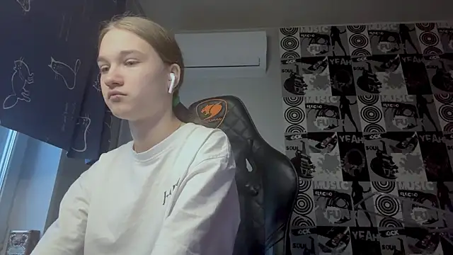 helgicuteness online show from December 20, 12:31 pm