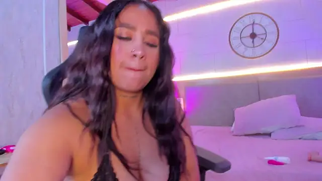 Julietaa 1 online show from December 4, 8:31 pm