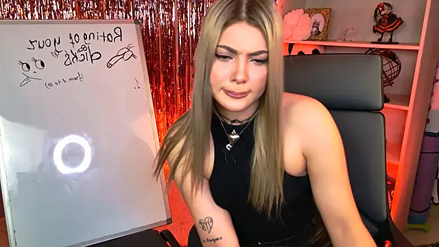 HyileyClark online show from April 4, 9:52 am