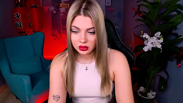 HyileyClark online show from April 6, 1:34 pm