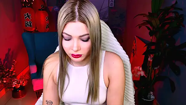 HyileyClark online show from March 22, 9:15 am