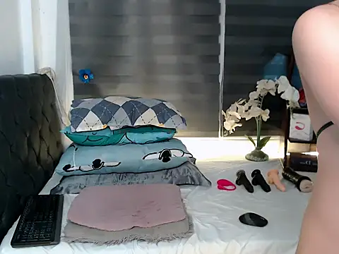 sylvannia cumslut online show from February 13, 11:45 am