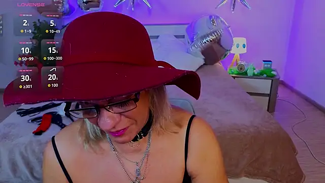 AnittaHarris  online show from April 1, 3:40 am