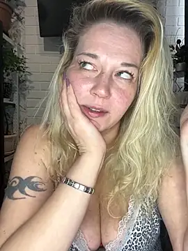 JenniferCarmen online show from March 27, 4:25 am