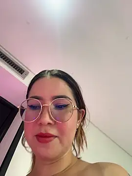 Annyhathatway online show from December 20, 9:30 pm