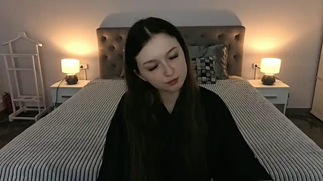 CyrenaLuxe online show from April 8, 7:49 pm