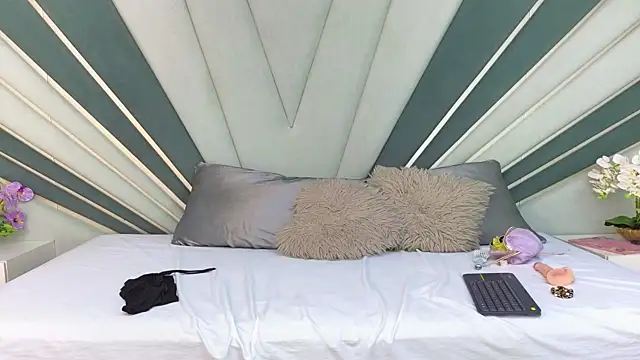 DulceeEsmeralda online show from February 10, 7:50 pm