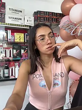 lunaluxury22 online show from February 25, 8:18 pm