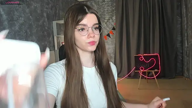 miss  evelyne online show from December 16, 1:33 am