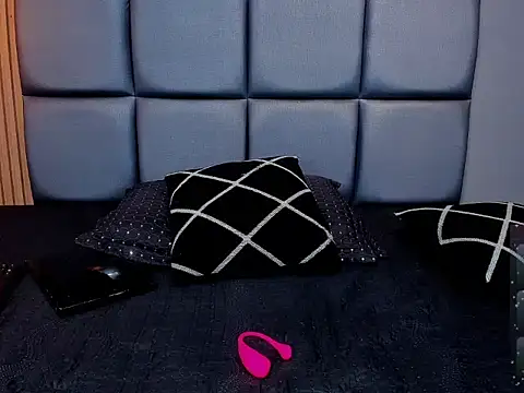 PAMELA-SMIITH online show from January 9, 1:04 pm