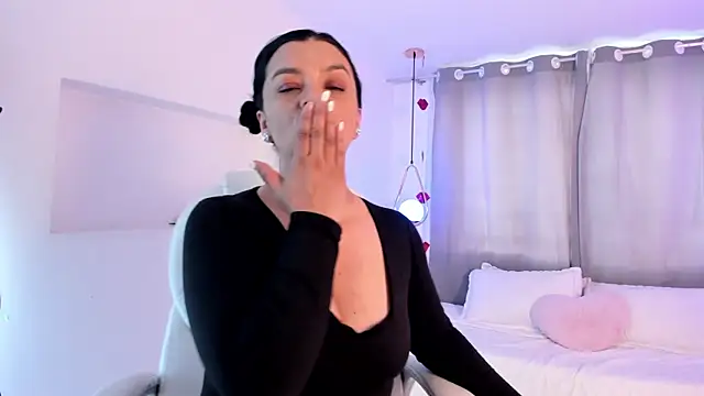 lia quinn online show from February 19, 9:57 pm