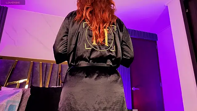 Chloe Connor online show from April 15, 6:14 am