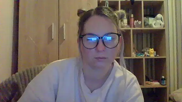 VikiLove765 online show from February 8, 9:40 pm