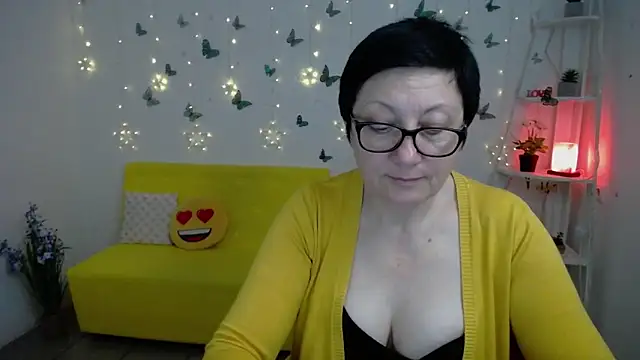 EmilyL0ve online show from April 16, 8:19 pm