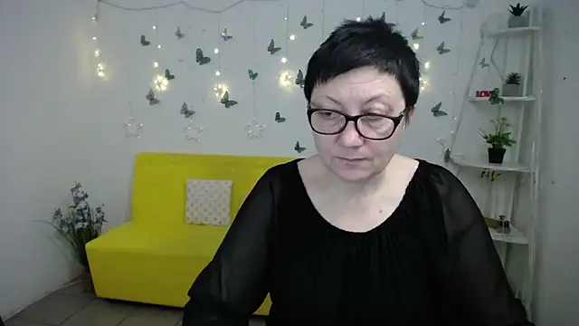 EmilyL0ve online show from March 12, 6:32 pm