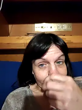 Petitegreeneyez69 online show from February 10, 9:56 am
