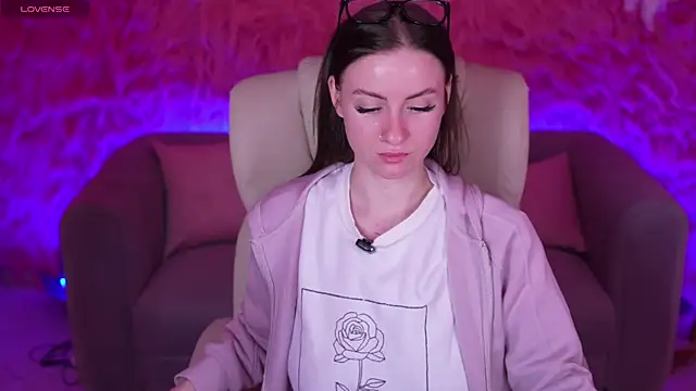 AlexaFleur online show from April 11, 6:30 am