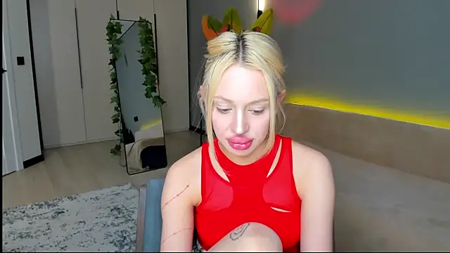 Luna Beverly online show from April 13, 8:31 pm