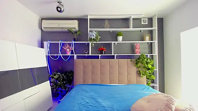 StephieRousee online show from March 9, 6:27 am