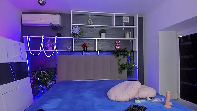 StephieRousee online show from March 27, 7:10 am