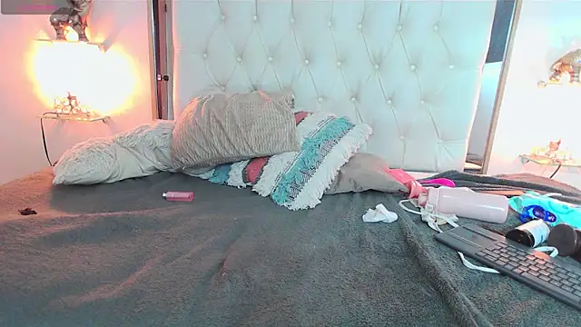 bratz glloe online show from February 7, 7:23 am