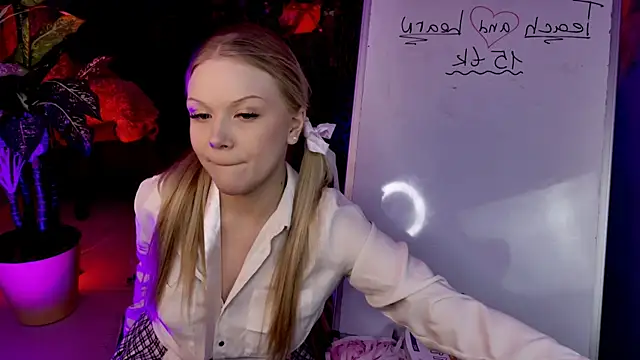 ChloeWhite online show from April 12, 9:45 am