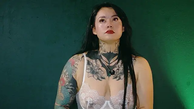 sarahe9769 online show from April 13, 2:13 am