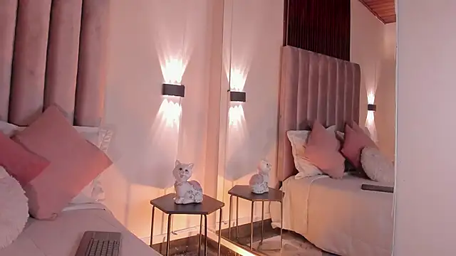 Isis Moon online show from April 11, 8:01 pm