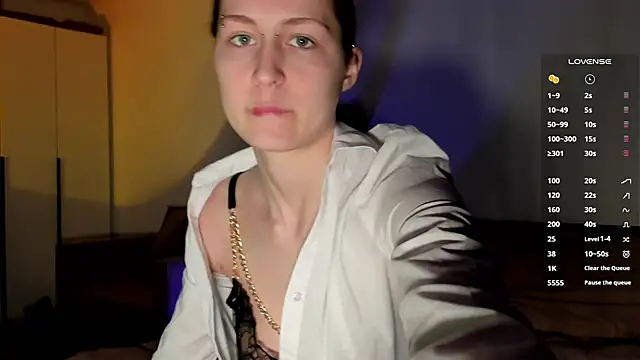 julie qwerty online show from April 16, 4:06 pm