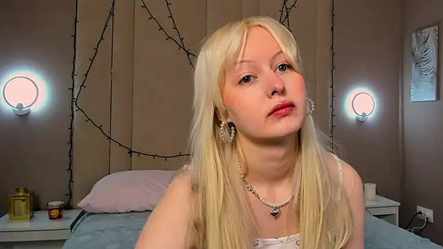 AdeleSilvy online show from April 18, 1:41 am