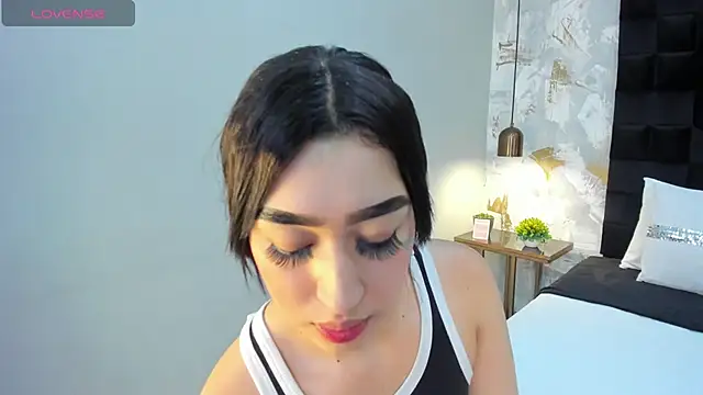 emily clarkk  online show from March 4, 7:53 pm