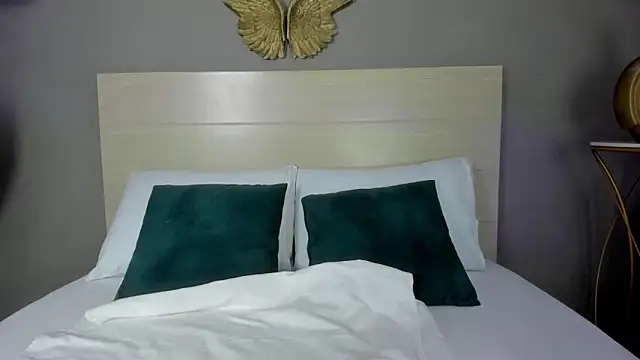 emma hiltonn  online show from March 19, 2:27 am