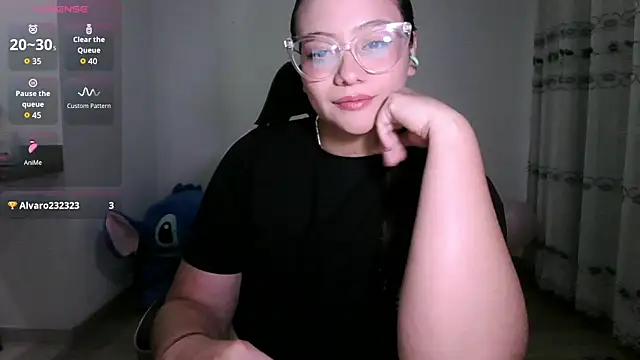 LOLA R  online show from May 10, 2:24 am