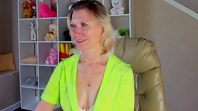 Julie Lucas online show from March 14, 3:07 am