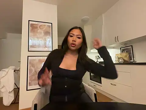 TitiTinyThai online show from April 6, 7:37 pm