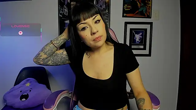 luckylaura online show from February 26, 4:33 am