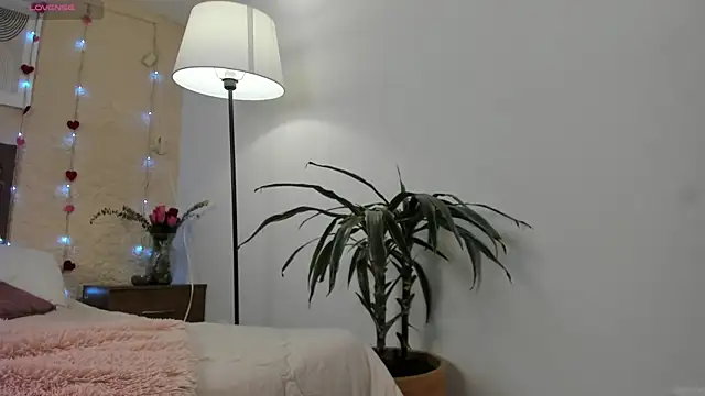 SalomeStorm  online show from February 24, 1:32 pm