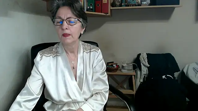 katemodel online show from December 15, 8:30 am