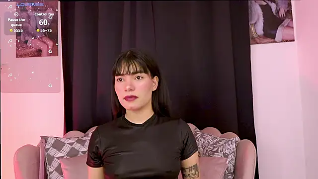 dakotacollins  online show from April 1, 1:50 am