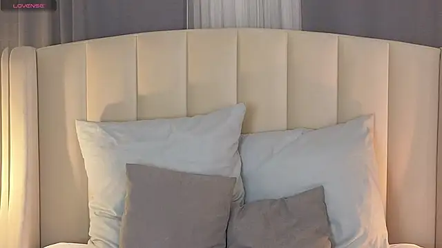 KiraLoo online show from February 5, 6:11 pm