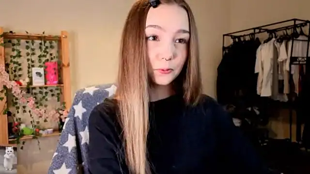 HoneyComfy online show from April 11, 2:21 pm